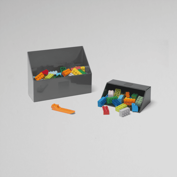41200002-LEGO-Brick-Scooper-Set_Black_Grey_Feature-03.png