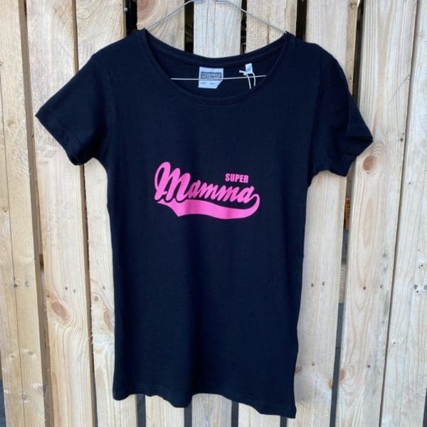 Super Mamma (Baseball) svørt.jpg