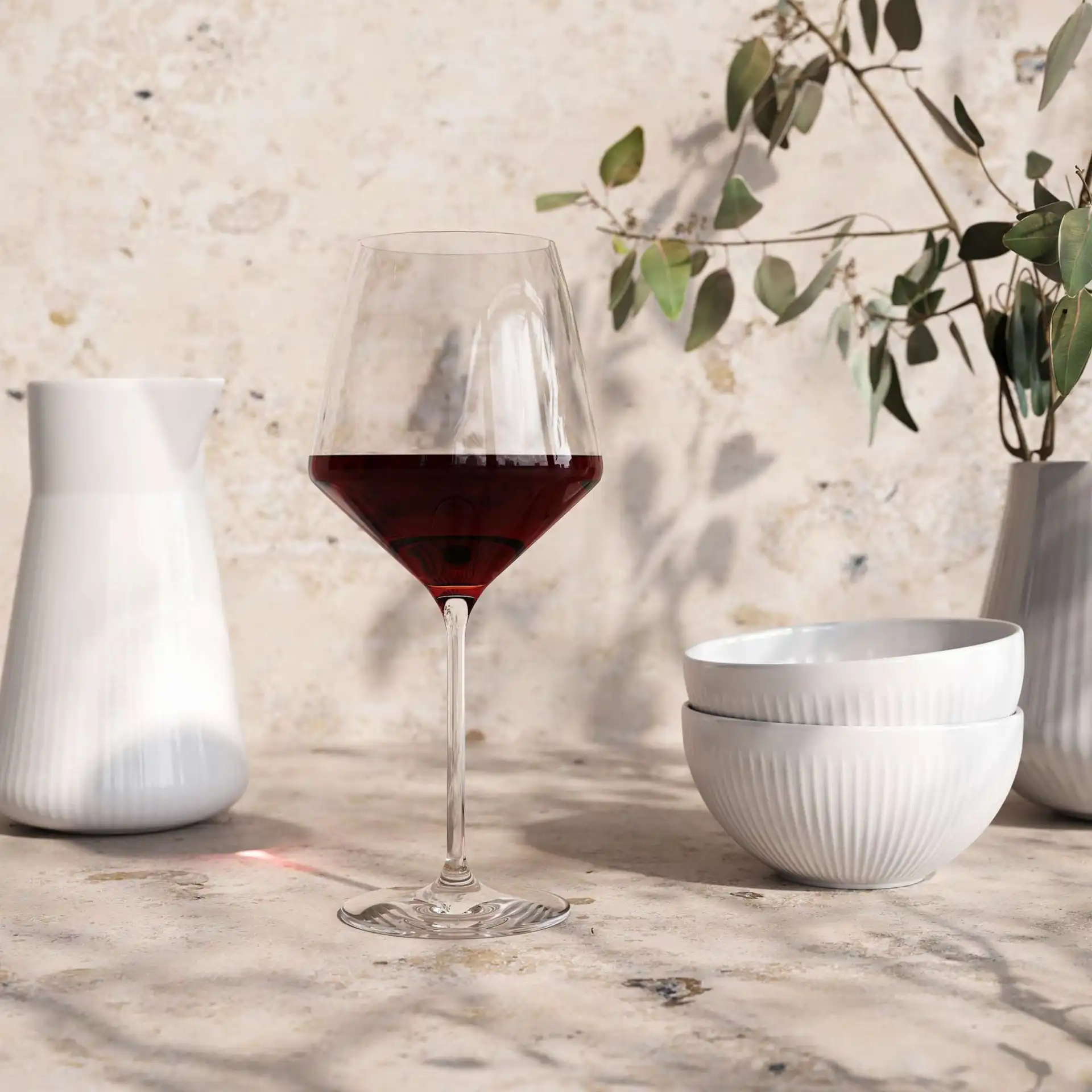 541201-887263-legio-nova-red-white-wine-glass-bowls-filled-closeup2.webp