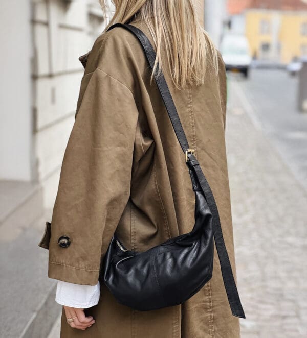 Sylvia Croissant taska 38x18x3cm, svørt