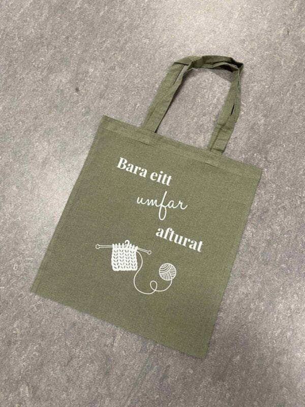 Stokkataska grøn - Bara eitt umfar afturat - hvítt prent