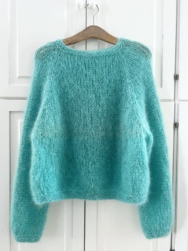 Uppskrift - FEMJA SWEATER med smalle ærmer