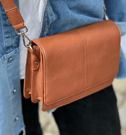 Carrie taska 17x23x7cm Cognac