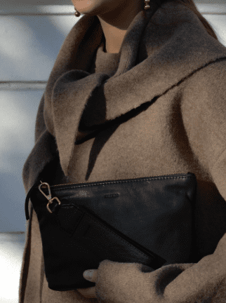 Svea Clutch / taska 21x28x5cm svørt